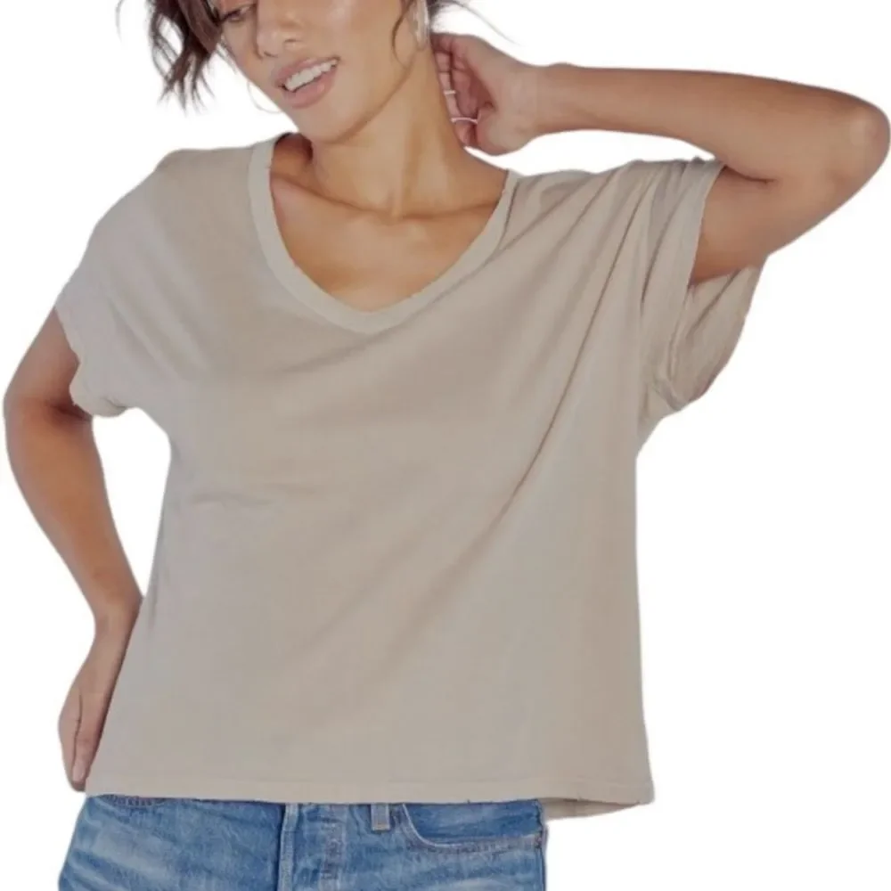 NWT Wildfox Chrissy V-Neck Tee in Atmosphere (Taupe) Size M - Picture 1 of 8